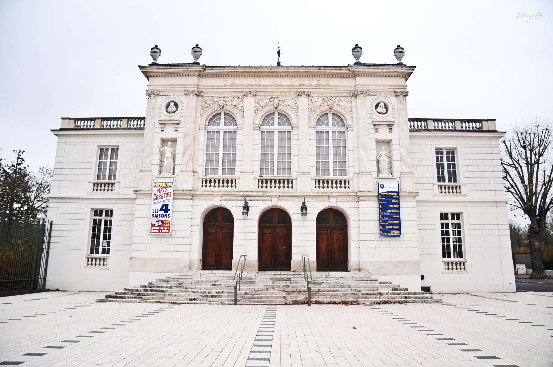 Salle des fêtes de Montargis, grand bâtiment de style art déco, offrant une capacité jusqu’à 1100 places avec une configuration debout, 600 en parterre « à-plat » et 300 en balcon.